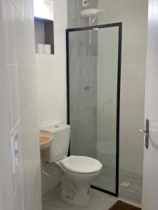 un bagno con wc e doccia in vetro di Apartamento Studio 201 a Juazeiro