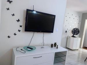 una TV a schermo piatto su un muro con dei pipistrelli di Apartamento Studio 201 a Juazeiro Altre 14 foto