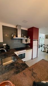 une cuisine avec un évier et un plan de travail dans l'établissement Réveillon 2026 CASA LOS PADEL - Vitorino dos Piães, à Navio