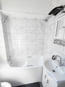Koupelna v ubytování Bright 1 Bed Flat near London Bridge
