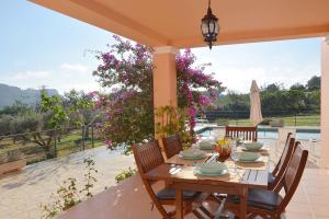 einen Esstisch auf einer Terrasse mit Aussicht in der Unterkunft Charming Traditional Sea View Home in Es Cana