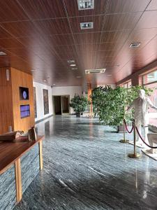 ein großer Saal mit einer Statue in der Mitte in der Unterkunft Apartment near the Old Bridge in Petržalka