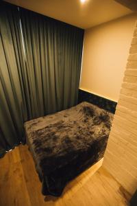 a bedroom with a bed with black curtains at ATLANT luxury Studio Apart навпроти ТЦ ДЕПОТ та АТБ in Chernivtsi