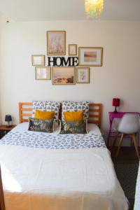 ein Schlafzimmer mit einem Bett mit Bildern an der Wand in der Unterkunft Logement cozy proche du centre-ville in Poitiers + 6 Fotos