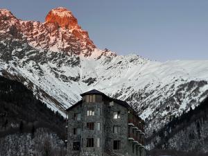 Vista generica sulle montagne o vista sulle montagne dall'interno dell'hotel