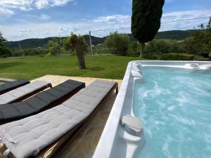 una piscina con due lettini accanto di Tolles Ferienhaus In Supetarska Draga Mit Garten a Supetarska Draga