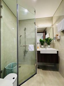 a bathroom with a shower and a sink at Căn hộ duluxe Masteri Vinhomes oceanpark1 in Gia Lâm Pho