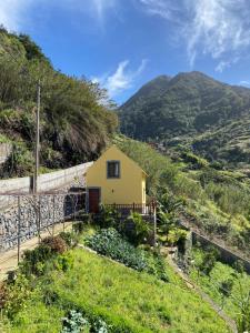 Cảnh núi rừng hoặc tầm nhìn ra núi từ nhà nghỉ dưỡng