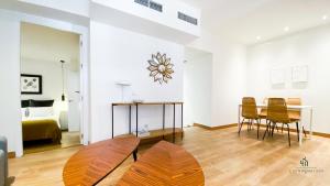 Giường trong phòng chung tại Living4Malaga The Eagle Wings +2 ảnh