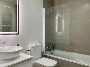 O baie la Amazing Romeo & Juliet Loft Canet den Berenguer +19 fotografii