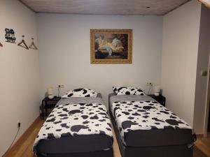 胡塔伦Bertha的墙上有两张照片的房间