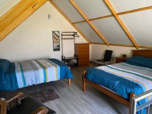 Giường trong phòng chung tại casa caminho da praia