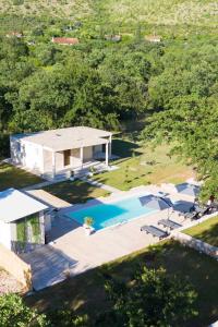 Bazén v ubytování Pool House Paun nebo v jeho okolí