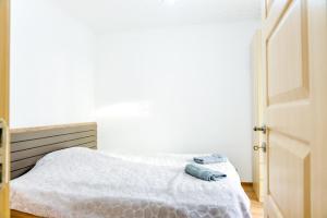 Postel nebo postele na pokoji v ubytování Pool House Paun + 7 fotografií