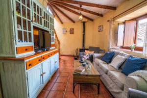 A kitchen or kitchenette at Casa Rural La Carrozal Senda del Oso