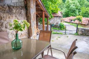A balcony or terrace at Casa Rural La Carrozal Senda del Oso