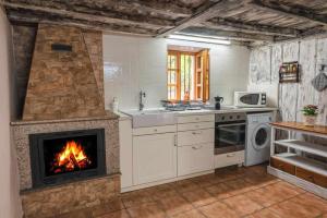 A kitchen or kitchenette at Casa Rural La Carrozal Senda del Oso