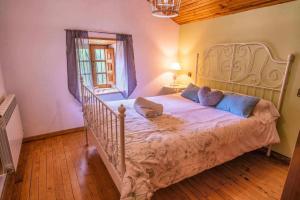 A bed or beds in a room at Casa Rural La Carrozal Senda del Oso