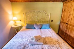 A bed or beds in a room at Casa Rural La Carrozal Senda del Oso
