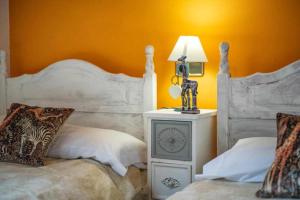 A bed or beds in a room at Casa Rural La Carrozal Senda del Oso