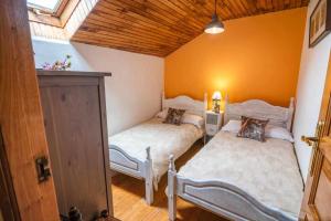 A bed or beds in a room at Casa Rural La Carrozal Senda del Oso