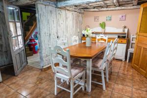 A kitchen or kitchenette at Casa Rural La Carrozal Senda del Oso