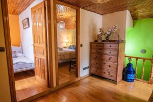 A bed or beds in a room at Casa Rural La Carrozal Senda del Oso