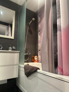 Koupelna v ubytování Just Apartments + 8 fotografií