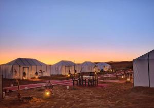メルズーガにあるMystic Dunes Camp & desert activitiesの砂漠の夕暮れテント