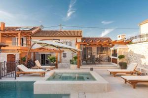 ein Haus mit Swimmingpool und Terrasse in der Unterkunft Luxury Villa Finessa Skradin 2 with heated pool, jacuzzi and sauna in Skradin