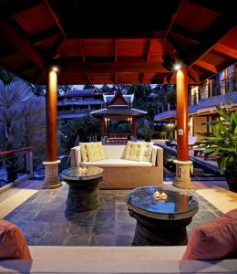 patio z kanapą i altaną w obiekcie Surin Beach Villa 3 bedrooms w mieście Surin Beach