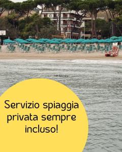 obraz plaży z tekstem savinia spigoria prismaenna w obiekcie Hotel Astoria w mieście Pineto