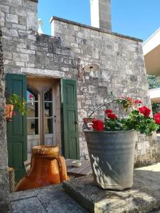 マルティナ・フランカにあるSträflingstrulloの建物前花鉢