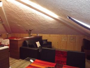 a room with chairs and a table and a ceiling at Flache Kornblume in Terranuova Bracciolini