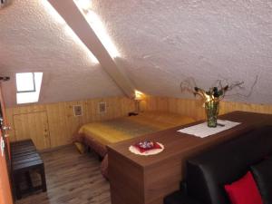 a bedroom with a bed and a vase of flowers on a table at Flache Kornblume in Terranuova Bracciolini