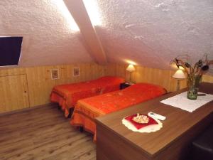 a bedroom with two beds and a table with a plate of pizza at Flache Kornblume in Terranuova Bracciolini +32 photos