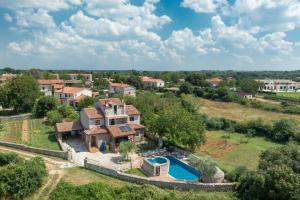una vista aérea de una casa con piscina en Villa Arco, en Juršići