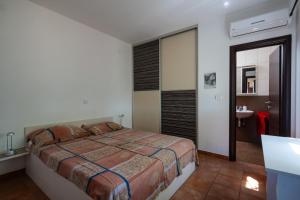 Un dormitorio con una cama y un baño con lavabo. en Villa Arco, en Juršići 30 fotos más