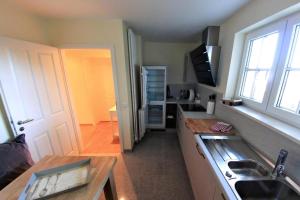 Kuchyň nebo kuchyňský kout v ubytování Ferienwohnung Villa Albatros In Oberdellach