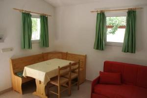 Ruang duduk di Gemütlicher Ferienbungalow Isabena