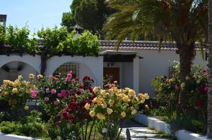 a garden of flowers in front of a house at Casa Número 1 in Válor