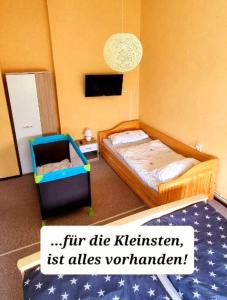 米劳Fewo Blick Mylau的一间带床和椅子的小卧室