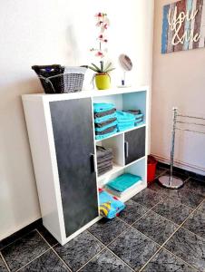 米劳Fewo Blick Mylau的浴室里有一个带门的白色橱柜