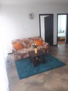 a living room with a couch and a table at Ferienwohnung Mit Herrlicher Aussicht in Dobreć