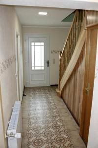 pasillo con puerta y escalera con ventana en Ferienhaus Schäwisch, en Dreis-Brück