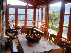 a dining room with a table with a bowl of fruit on it at Freistehendes Ferienhaus La Maleza In La Palmita in Agulo