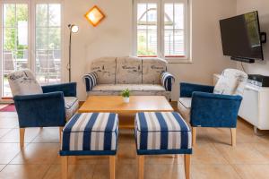 TV a/nebo společenská místnost v ubytování Urlaub Im Reethaus Delphin Mit Whirlpool Und Sauna