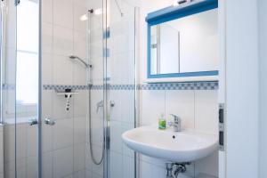 Koupelna v ubytování Urlaub Im Reethaus Delphin Mit Whirlpool Und Sauna + 13 fotografií