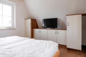 TV a/nebo společenská místnost v ubytování Ferien Im Reethaus Seepferdchen + 9 fotografií