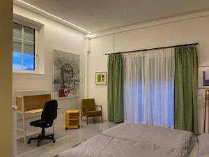 a bedroom with a bed and a desk and a chair at Apartment Winterhafen in Linz